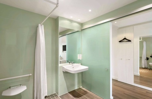 Schwabing-Freimann Hotel | Super 8 by Wyndham Munich City North