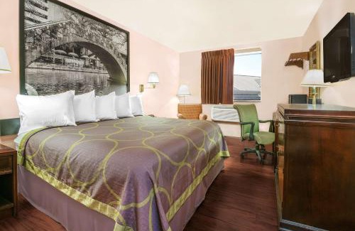 North San Antonio - SAT Hotel | Super 8 by Wyndham San Antonio/I-35 North
