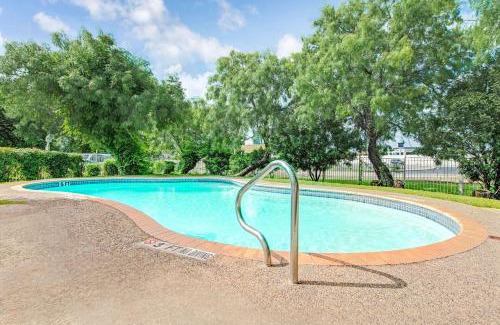 Wetmore Hotel | Super 8 by Wyndham San Antonio/Fiesta