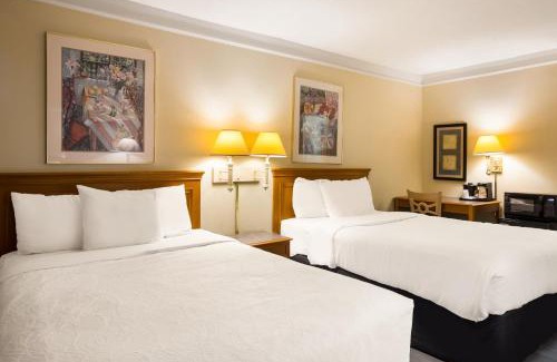 Fleming Cabina | Super 8 by Wyndham Savannah