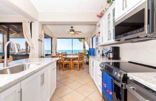 Bella Vista Condominio | Increíble Condominio Frente al Mar en Nivel de Planta Baja en Sandy Beach