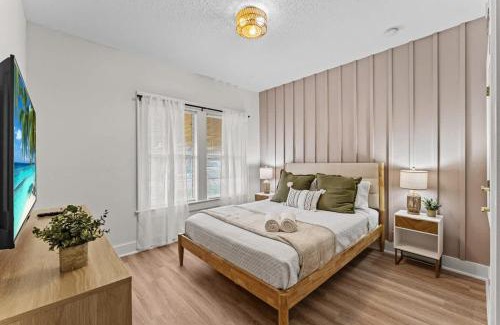 Historic Downtown Kissimmee Casa | SUPER BOHO - LAKE TOHO FISHiNG WATER FRONTs