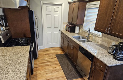 Woodstock Casa | Super clean and cute bungalow. Hot tub. 2 beds 1 bath. Fully fenced backyard ...