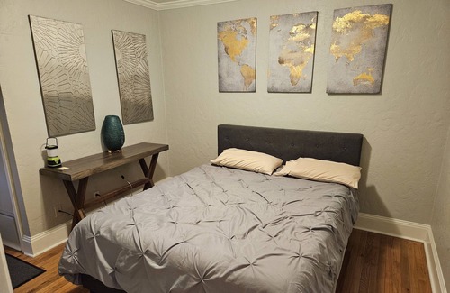 Woodstock Casa | Super clean and cute bungalow. Hot tub. 2 beds 1 bath. Fully fenced backyard ...