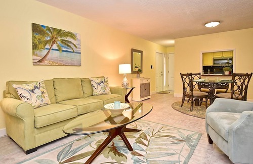 Sarasota Condominio | ¡Renovado! A minutos de Siesta Key. ¡Super limpio! ¡Grandes tarifas de verano!