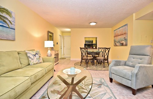 Sarasota Condominio | ¡Renovado! A minutos de Siesta Key. ¡Super limpio! ¡Grandes tarifas de verano!