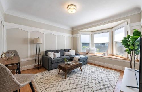 Richmond District Casa | Super Convenient 1br City Pad With Garage Parking
