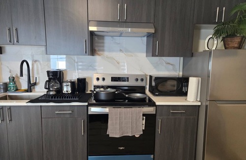 West Edmonton Casa | Super Cozy/Private Bachelor Pad in Serene Neighborhood