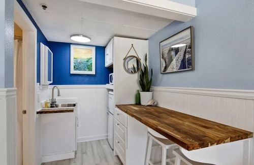 Tybee Island Condominio | Super cute 1B-1B on South beach-Steps to pool, beach, restaurants & nightlife!