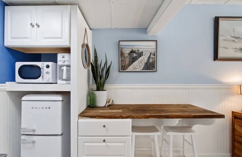 Tybee Island Condominio | Super cute 1B-1B on South beach-Steps to pool, beach, restaurants & nightlife!