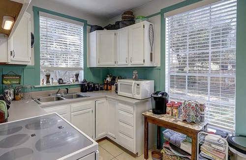 Fulton Casa | SUPER CUTE! COASTAL BEND COTTAGE! Book July & August dates!