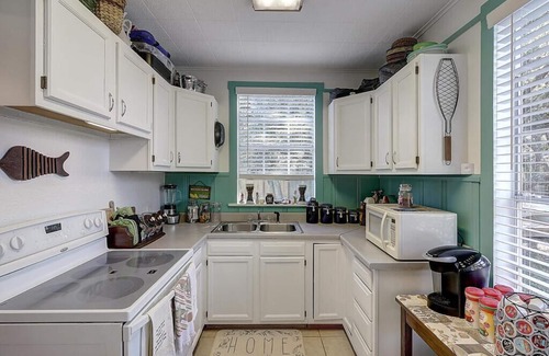 Fulton Casa | SUPER CUTE! COASTAL BEND COTTAGE! Book July & August dates!