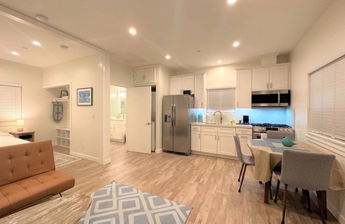 Torrance Cabaña | Super Cute & Private Detached Guest House - Cottage only 1 Mile to the Beach!