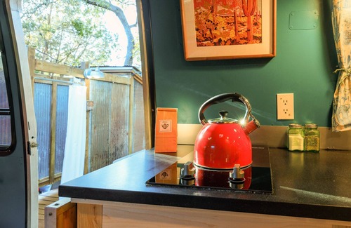 Wimberley Casa | Lindo estupendo Airstream Retro ** Bañera de hidromasaje y ducha al aire libre **