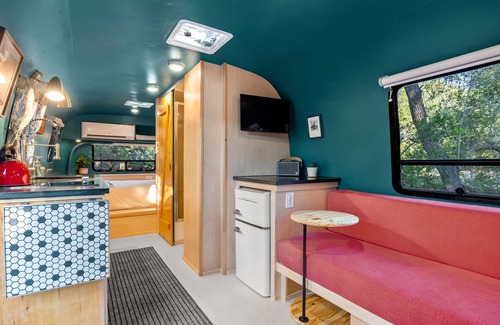 Wimberley Casa | Lindo estupendo Airstream Retro ** Bañera de hidromasaje y ducha al aire libre **