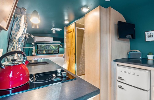 Wimberley Casa | Lindo estupendo Airstream Retro ** Bañera de hidromasaje y ducha al aire libre **