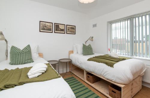 Severn Beach Casa | Super King Bed Free Parking Alexa Garden Patio BBQ Sleeps 6