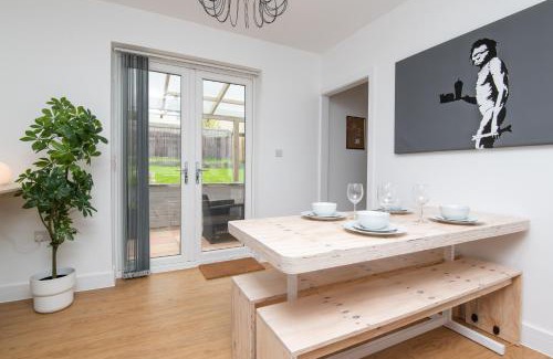 Severn Beach Casa | Super King Bed Free Parking Alexa Garden Patio BBQ Sleeps 6