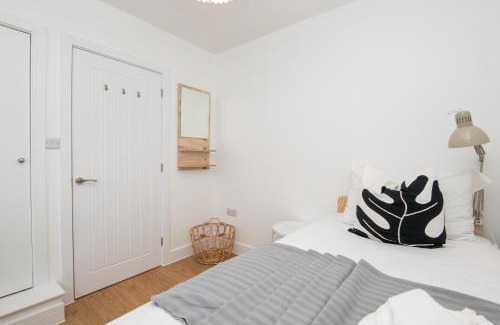 Severn Beach Casa | Super King Bed Free Parking Alexa Garden Patio BBQ Sleeps 6