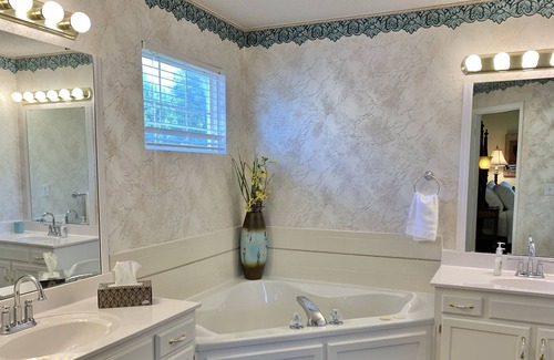 Lee's Summit Casa | Super location! Quite & Clean, Rock Island Walking & Biking trail. Nice Game Rm.