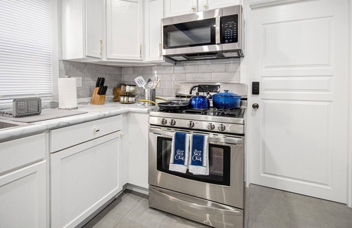 Detroit Casa | 2bd 1 bath home.10 minutes from Downtown Midtown Detroit.Close to major highway