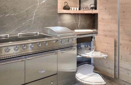 Rougemont Apartamento | Super lujoso apartamento con servicio junto a Gstaad