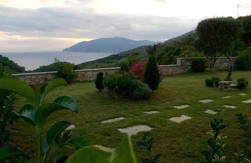Alonissos Villa | Villa súper moderna y piscina en zona tranquila con impresionantes vistas al mar