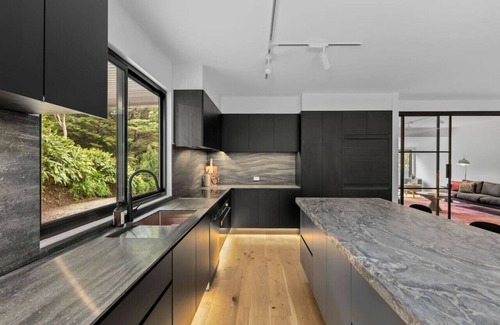 Warburton Casa | Super-Sized Luxury - Spa, Sauna, Steps to Trails