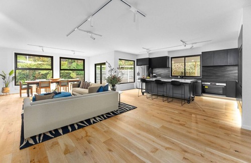 Warburton Casa | Super-Sized Luxury - Spa, Sauna, Steps to Trails