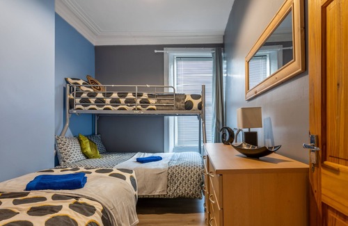 Newcastle-upon-Tyne Casa | 19 Guest Large Newcastle Apartment