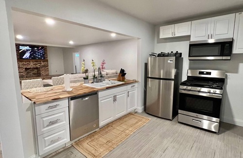 Shreveport Casa | Super Spacious 3 Bedroom House, w/2 Living Rooms and Close to Everything