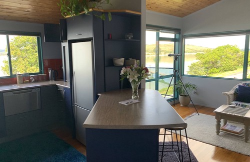 Onerahi Casa | Casa súper espaciosa con magníficas vistas al agua.
