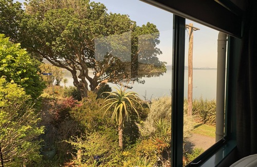 Onerahi Casa | Casa súper espaciosa con magníficas vistas al agua.