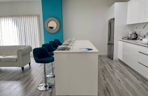 Palm Beach Apartamento | Super Stylish Palm Beach 2-Bed 2-Bath Condo - Unbeatable Location!!