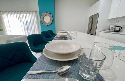 Palm Beach Apartamento | Super Stylish Palm Beach 2-Bed 2-Bath Condo - Unbeatable Location!!