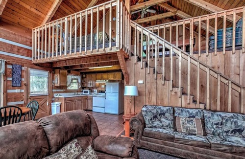 Gatlinburg - Pigeon Forge Cabina | Vistas increíbles, 1 cama + loft / 2 dormitorios, cabaña de troncos de Smoky Mountain, bañera de hidromasaje, mesa de billar