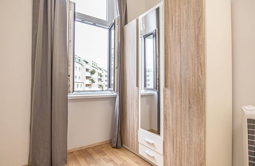 Brigittenau Apartamento | Superb 2BR Apt. Very Spacious @the Millenium Tower