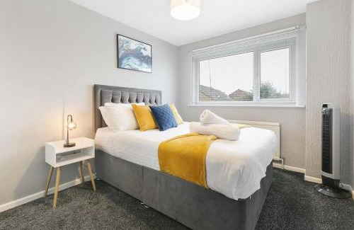 Handsworth Casa | Superb 3 bed house, homely comforts close to supermarkets, with private parking on gated premise