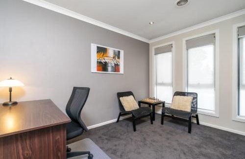 Gungahlin Casa | Superb 3BR Townhouse near Town Centre - Hosted by Canstay