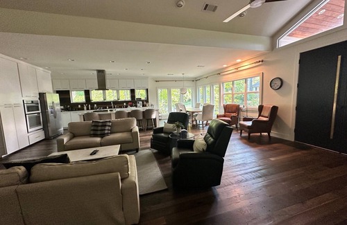 Oxford Casa | Superb 4-bedroom house .5 mile to the infamous Oxford square