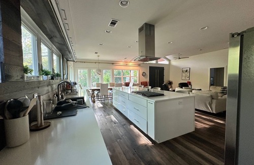 Oxford Casa | Superb 4-bedroom house .5 mile to the infamous Oxford square