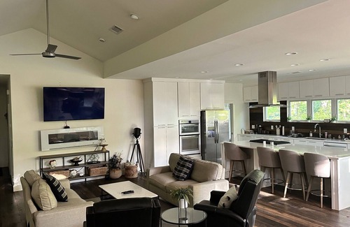 Oxford Casa | Superb 4-bedroom house .5 mile to the infamous Oxford square