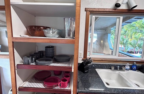 Hilo Casa | Superb 5-bedroom house in charming Hilo. Near mall, restaurants, and beaches.
