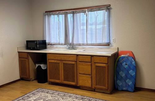 Hilo Casa | Superb 5-bedroom house in charming Hilo. Near mall, restaurants, and beaches.