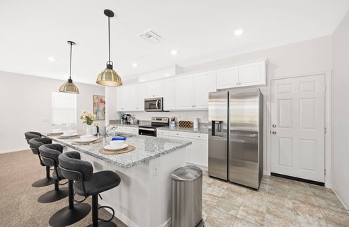 Riverside Villa | Superb 6BD/4BA villa in Riverside with WiFi, King Beds Large space, clean new