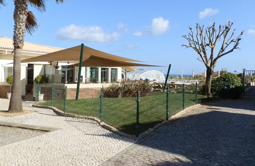 Burgau Apartamento | ESTUPENDO APARTAMENTO CON WI-FI GRATUITO, BALCÓN, PISCINA COMPARTIDA Y PASEO CORTO A LA PLAYA.