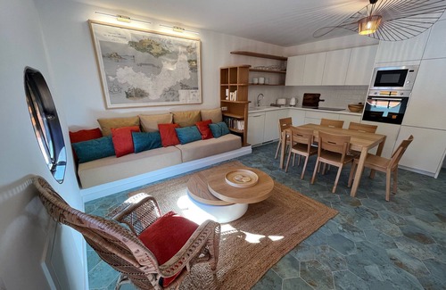 Porquerolles Apartamento | Superb, charming, refurbished waterfront apartment overlooking the port