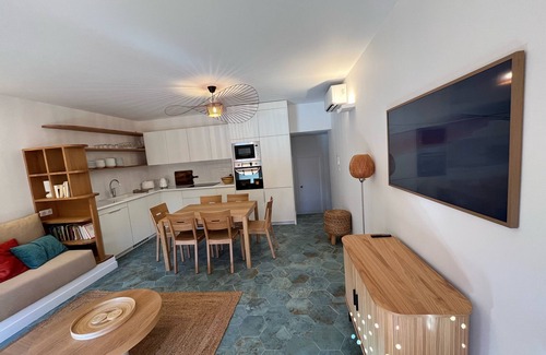 Porquerolles Apartamento | Superb, charming, refurbished waterfront apartment overlooking the port