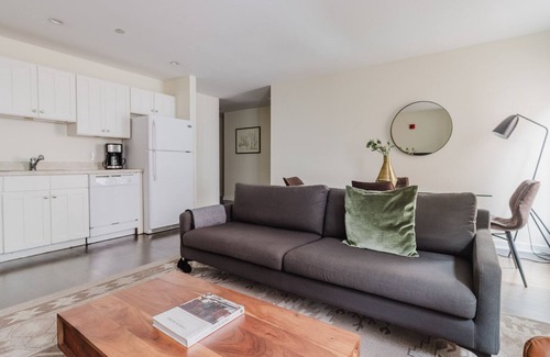 Theatre District Apartamento | Superb Downtown 2BR, Elevator & A/C, by Blueground