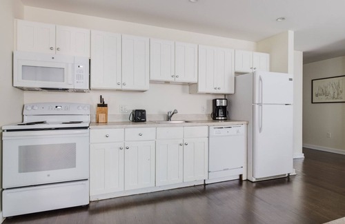 Theatre District Apartamento | Superb Downtown 2BR, Elevator & A/C, by Blueground